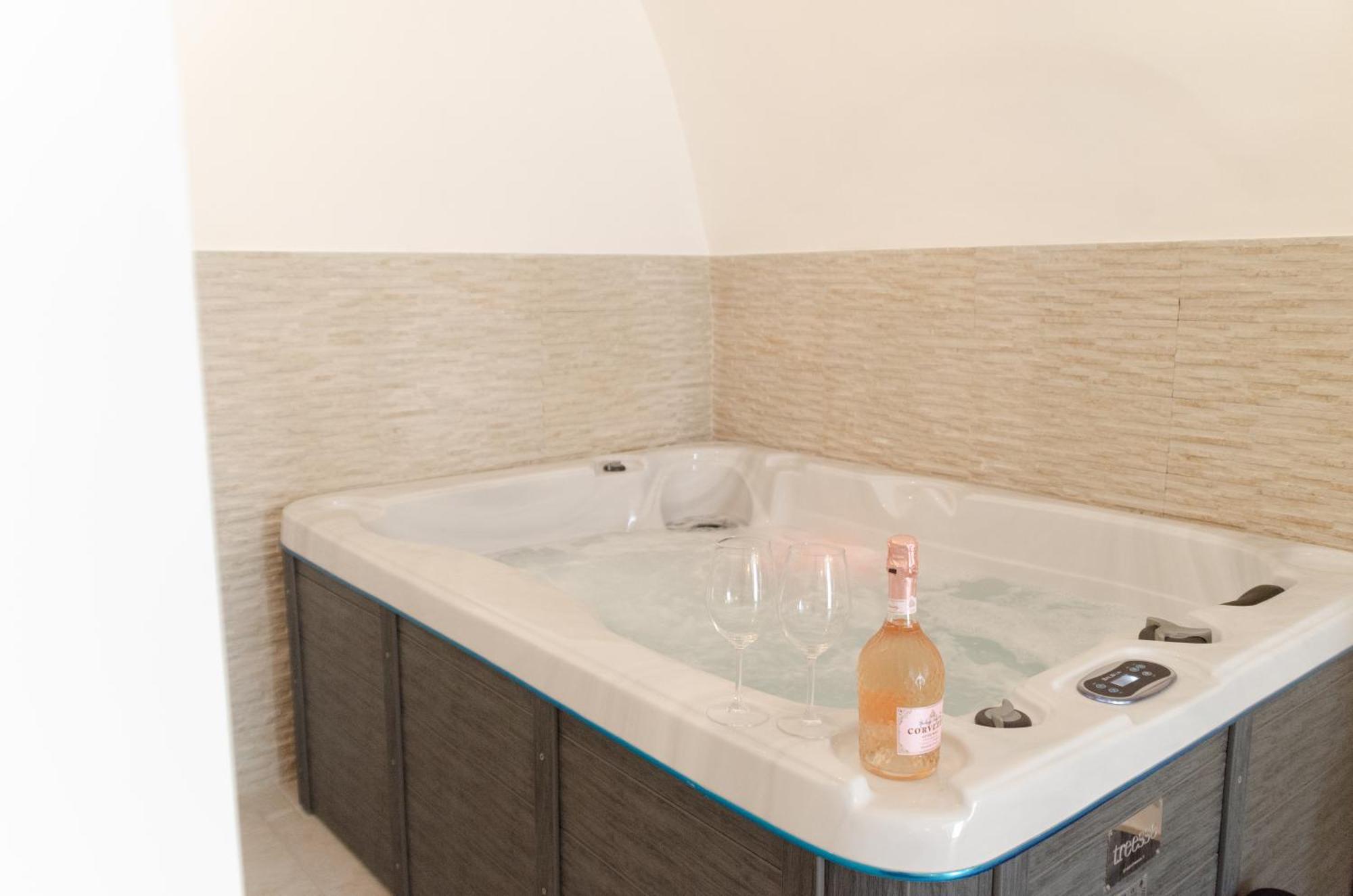 Aca Suite Luxury With Jacuzzi Adelfia Luaran gambar